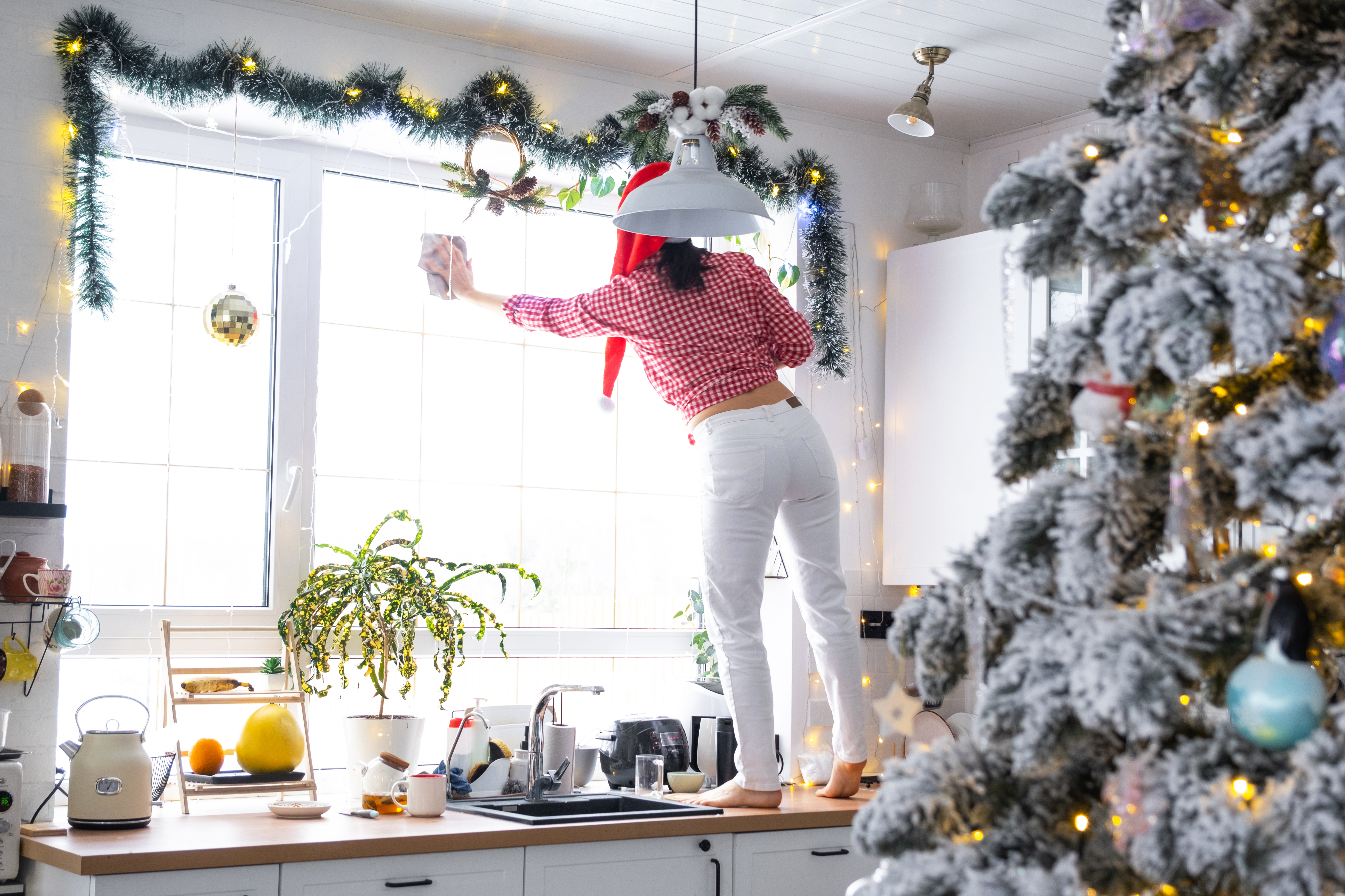 Holiday Prep: How Busted Knuckles Cleaning Can Deck Your Halls Without the Hassle! 🎄